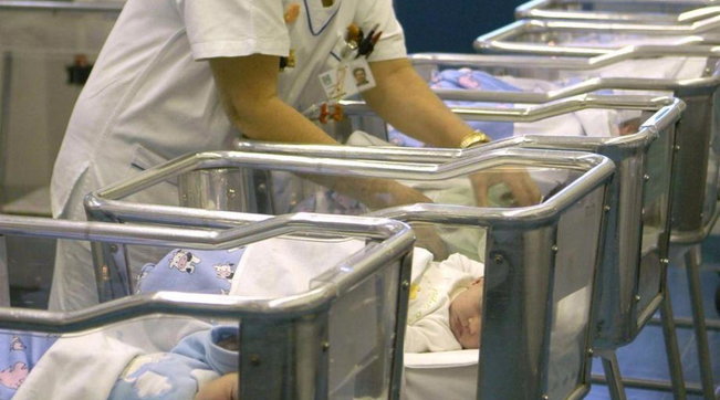 neonato neonati ospedale incubatrice parto