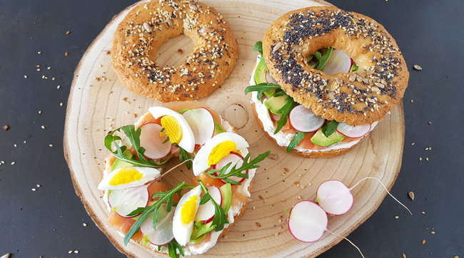 Bagels farciti con salmone formaggio e avocado per il Sandwich Day
