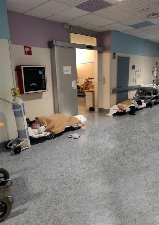 Torino, troppi ricoveri: pazienti sulle barelle da campo nell'ospedale di Rivoli