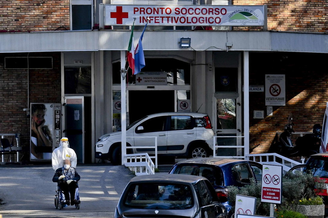 Napoli, ospedale Cotugno "assaltato": coda di auto, pre-triage fatto in strada