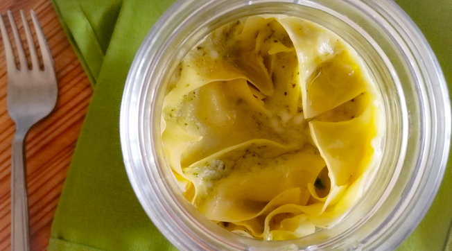 Le ricette per lo smart working: lasagnette al pesto e burrata in vasocottura