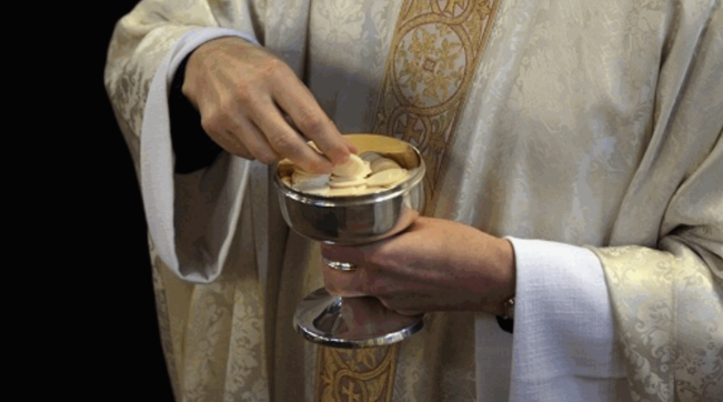 sacerdote prete chiesa fede religione ostia