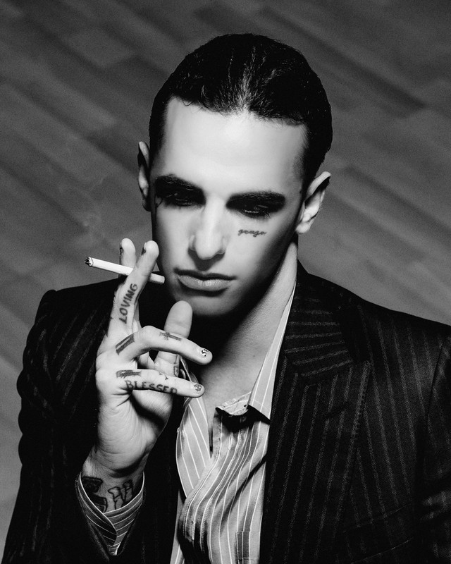 Achille Lauro celebra gli Anni 20 tra gessati, paillettes ...