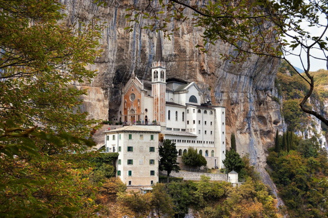 Tra i monti o a picco sul mare le chiese scolpite nella roccia Tra i monti o a picco sul mare le chiese scolpite nella roccia