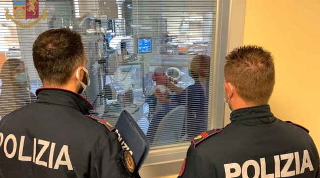 Neonato trovato in un contenitore dei rifiuti a Ragusa