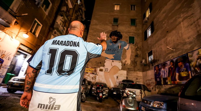 maradona veglia napoli quartieri spagnoli murale