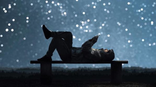 Oroscopo, telefonino, notte, stelle, comunicazione