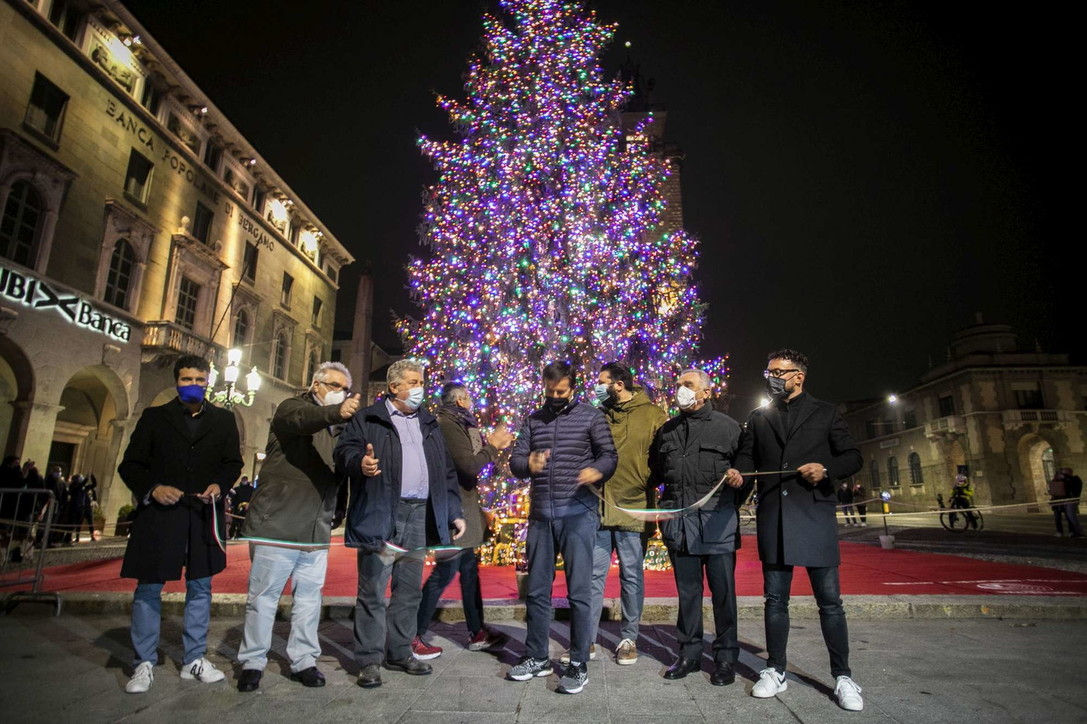 Natale, acceso in centro a Bergamo l'albero della speranza post-Covid