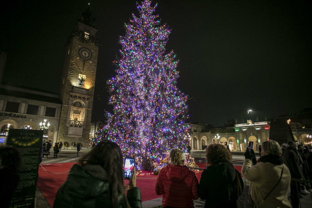 Natale, acceso in centro a Bergamo l'albero della speranza post-Covid