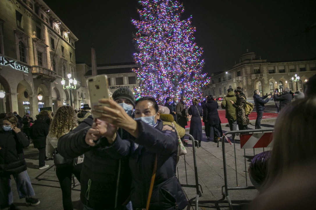 Natale, acceso in centro a Bergamo l'albero della speranza post-Covid