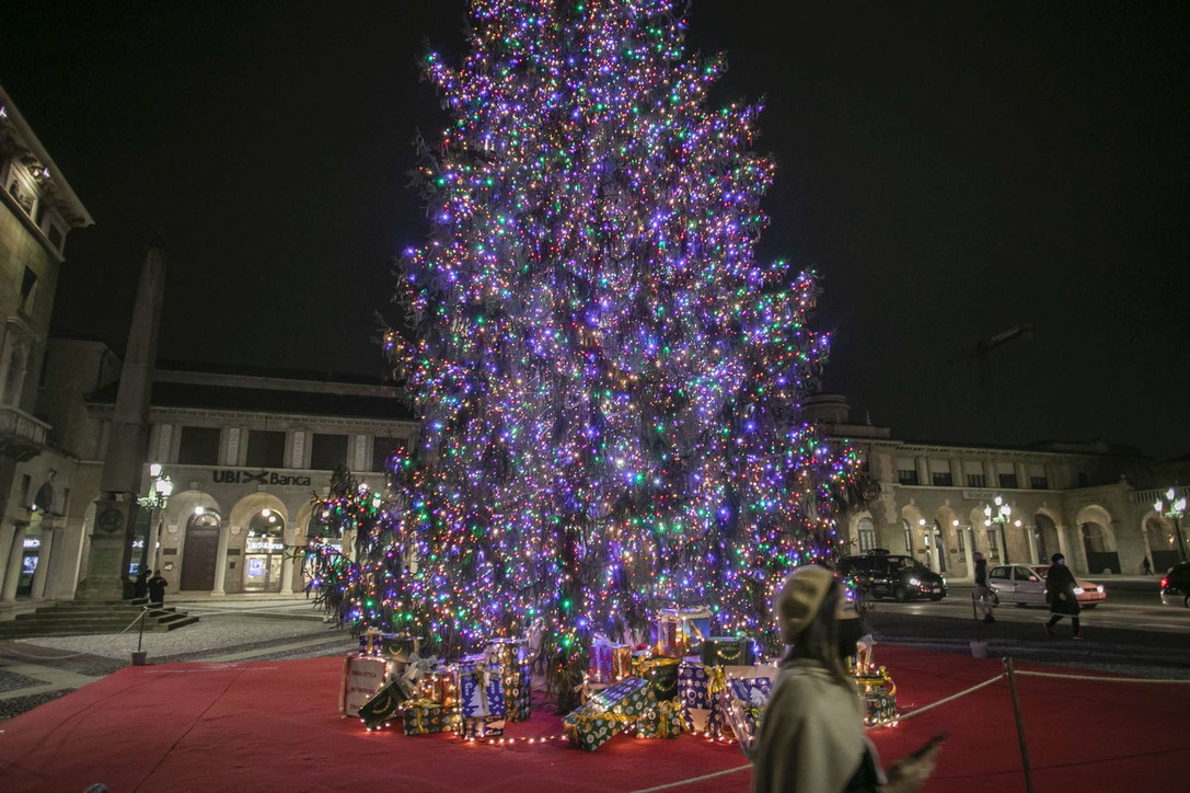 Natale, acceso in centro a Bergamo l'albero della speranza post-Covid