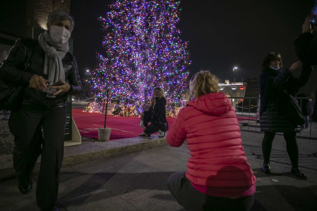 Natale, acceso in centro a Bergamo l'albero della speranza post-Covid