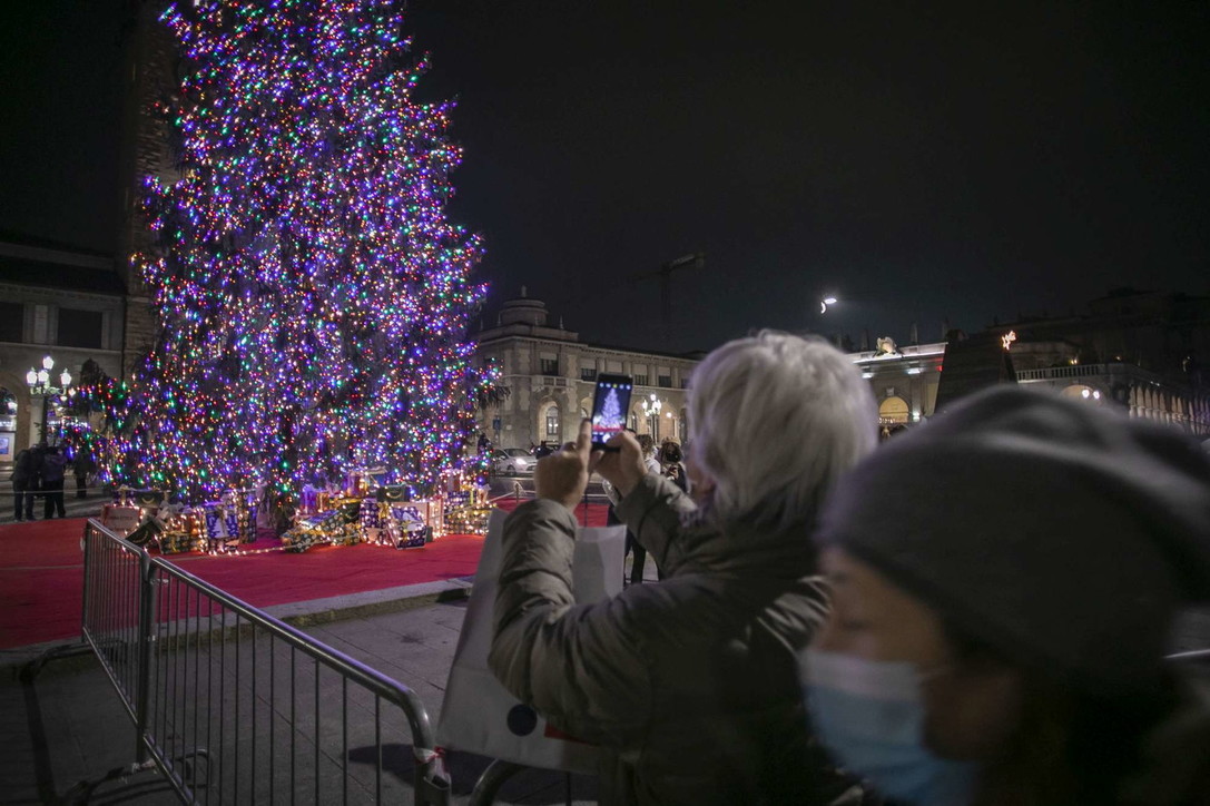 Natale, acceso in centro a Bergamo l'albero della speranza post-Covid