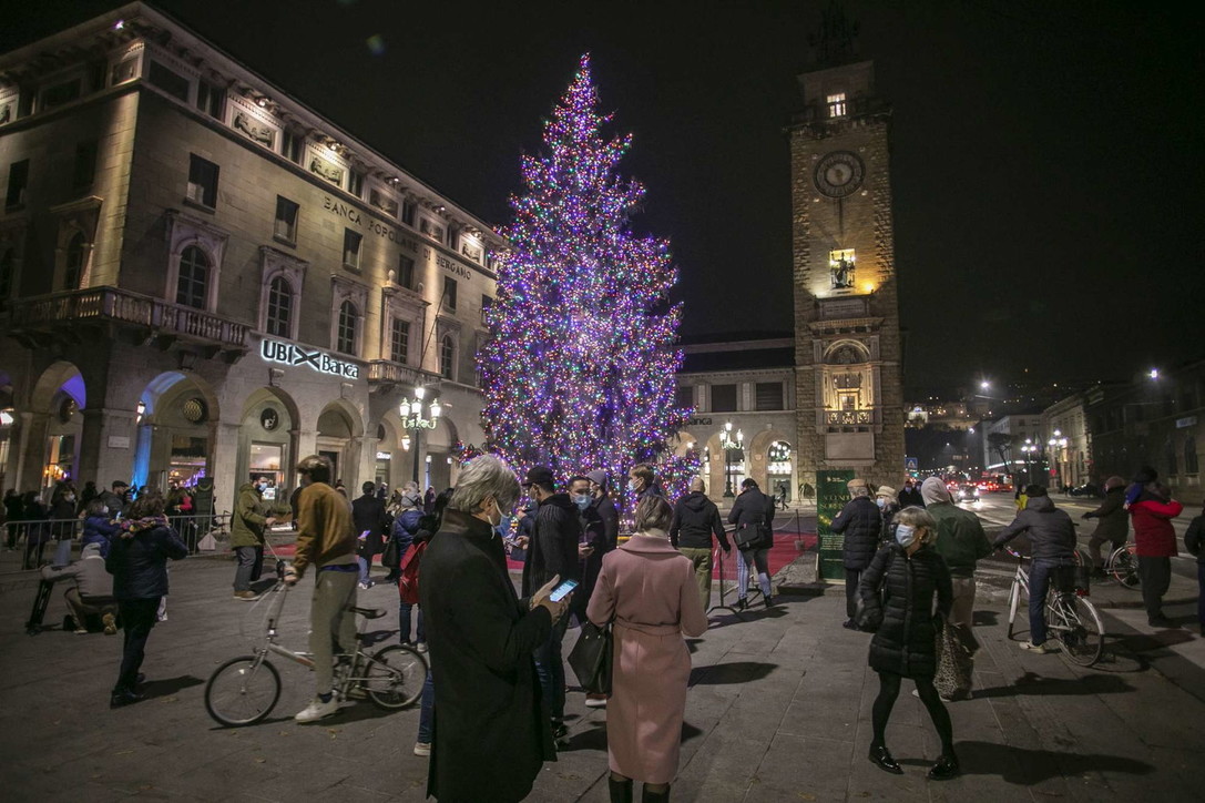 Natale, acceso in centro a Bergamo l'albero della speranza post-Covid