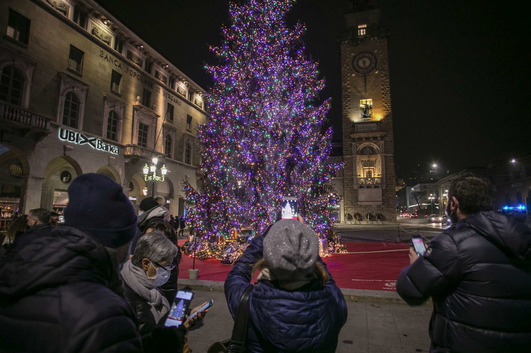 Natale, acceso in centro a Bergamo l'albero della speranza post-Covid