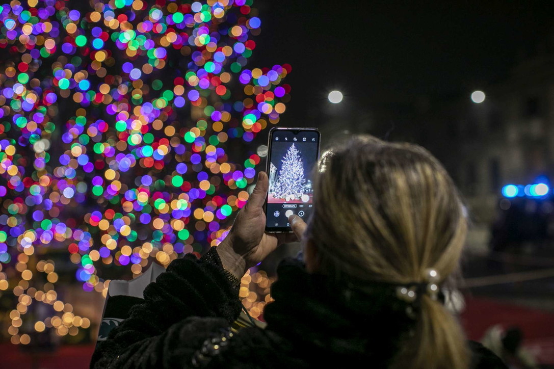 Natale, acceso in centro a Bergamo l'albero della speranza post-Covid
