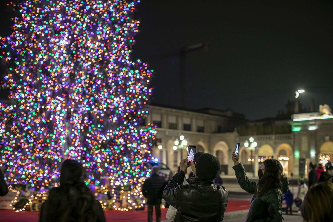 Natale, acceso in centro a Bergamo l'albero della speranza post-Covid