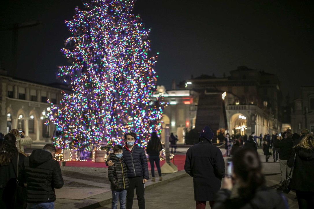 Natale, acceso in centro a Bergamo l'albero della speranza post-Covid