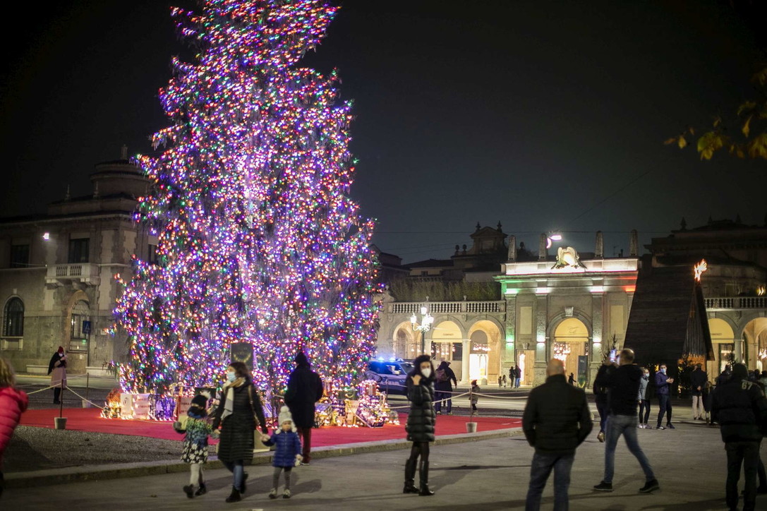 Natale, acceso in centro a Bergamo l'albero della speranza post-Covid