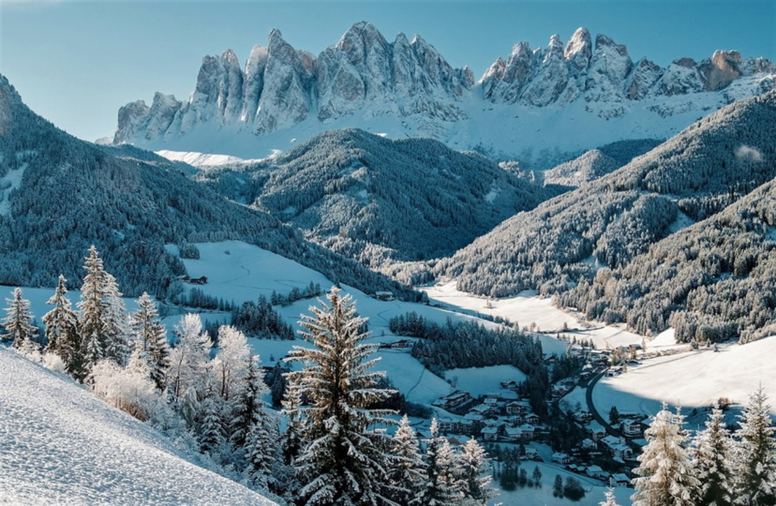 e città tra i monti, nel loro look invernale