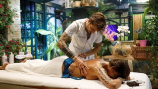 "Grande Fratello Vip 5": Selvaggia sotto le mani di Andrea Zelletta, massaggiatore per un giorno