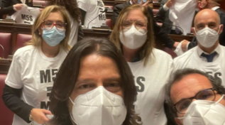 Camera, deputati FdI indossano la maglietta "M5s=Mes"&nbsp;dopo l'ok alla riforma