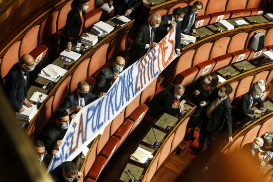 Mes, il Senato vota la risoluzione di maggioranza: protesta del centrodestra in Aula