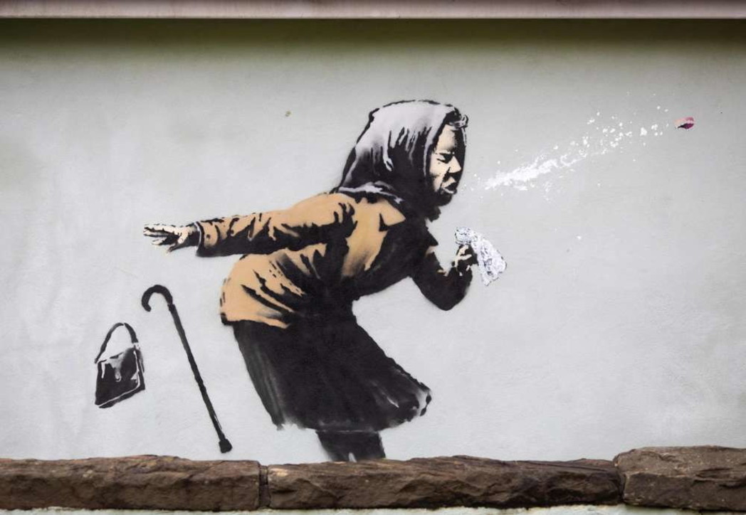 La vecchina e lo starnuto su un muro a Bristol, Banksy dedica un'opera al Covid