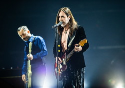 Manuel Agnelli rock, a petto nudo sul palco di "X Factor 2020"