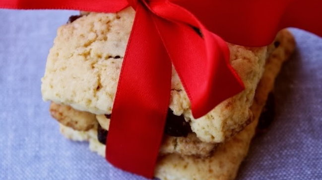 Biscotti gialli con uvette e rum