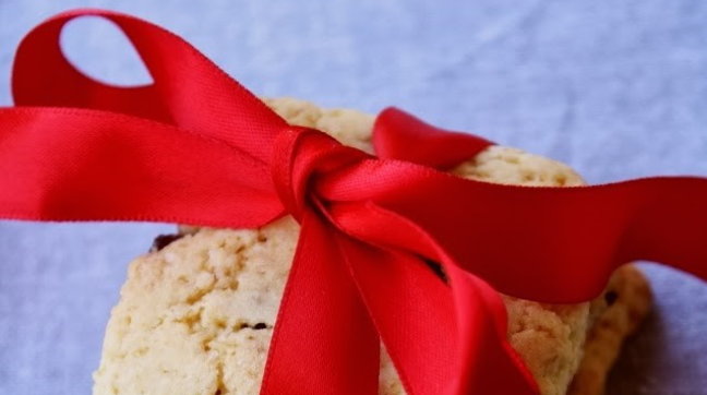 Biscotti gialli con uvette e rum