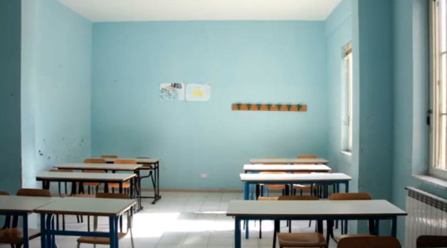 scuola generica, banchi, classe