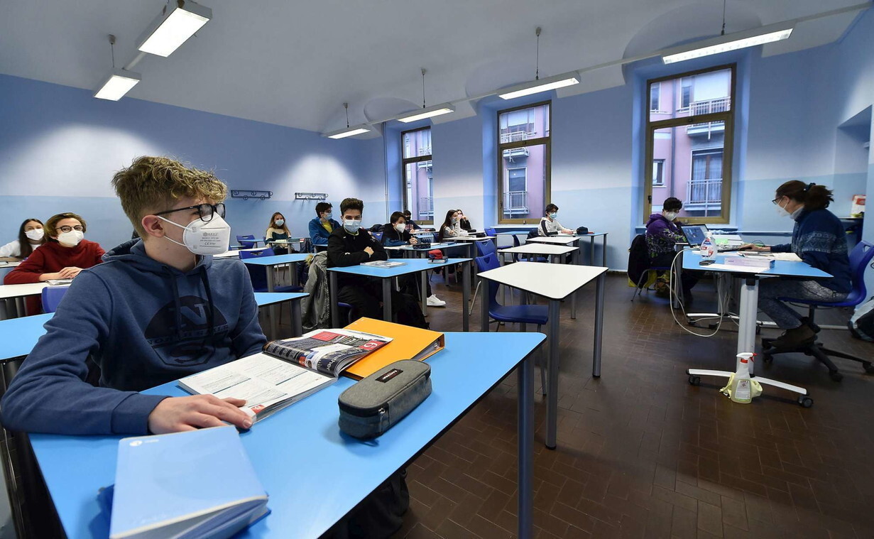 Ultimo mese di scuola: alle superiori solo uno studente su 4 può andare