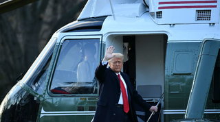 Usa, Trump e Melania lasciano la Casa Bianca su elicottero Marine One