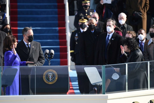 Usa, Kamala Harris giura come vicepresidente degli Stati Uniti