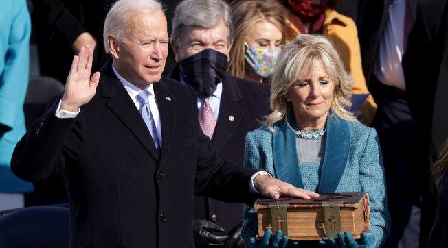 Joe Biden giura da presidente su una bibbia del 1893