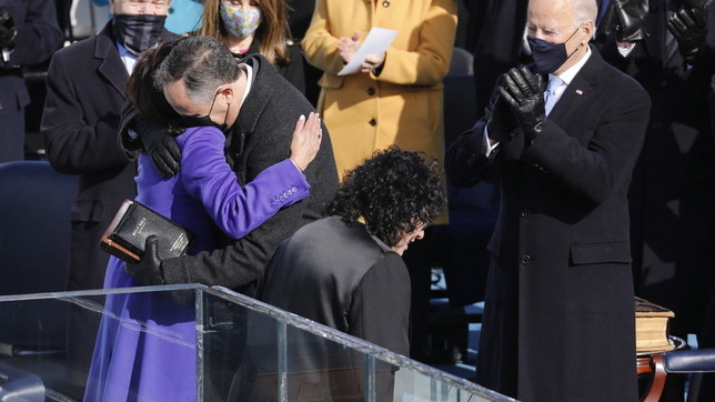 Per la "Giornata degli abbracci" ecco quelli più belli alla cerimonia di insediamento di Joe Biden