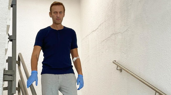 Navalny: nuova foto, in piedi. 'Guarigione non vicina'