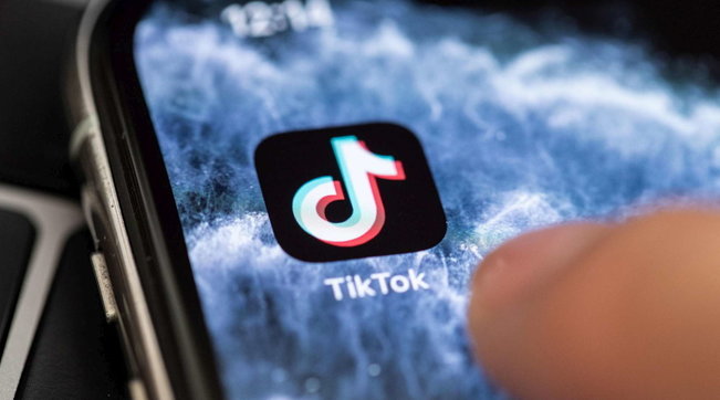 Firenze, una 16enne in fuga con l'influencer conosciuta su Tik Tok | I genitori: "E' stata plagiata"