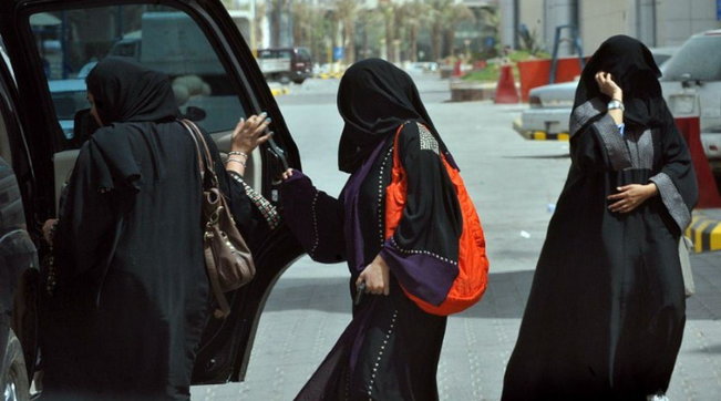 riad arabia donne guida volante velo