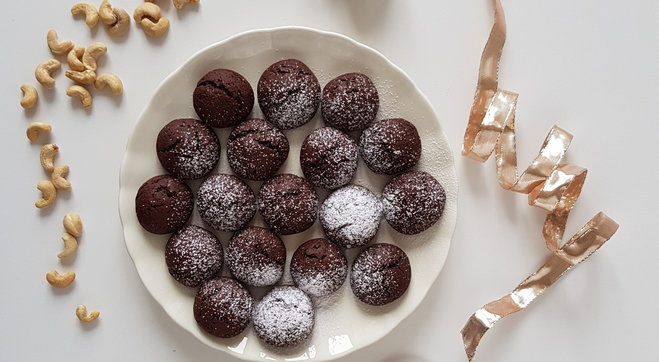 Castagnole con cacao ricotta e anacardi