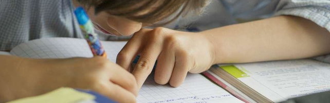 bambino scuola aula bambina classe compiti