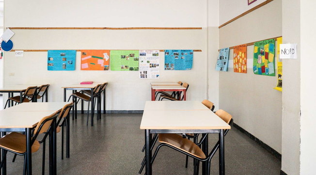 scuole chiuse scuola banchi generica