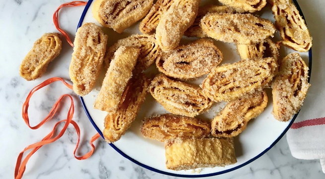 Tagliatelle dolci fritte, il Carnevale è in tavola