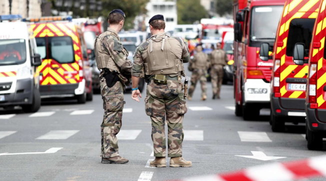 parigi polizia francia accoltellamento agenti