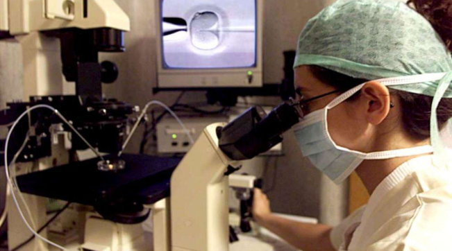 fecondazione assistita analisi laboratorio procreazione vitro microscopio