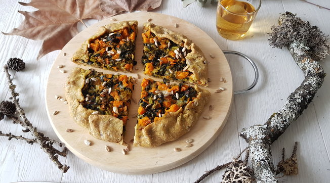 Galette con zucca, cavolo nero, porro e semi di girasole