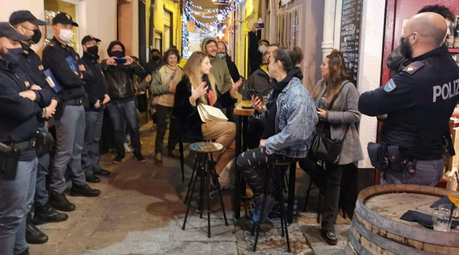 Sanremo, bar sfida le restrizioni anti-Covid: cori contro gli agenti