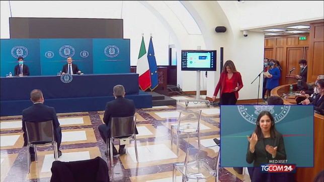 Draghi: "Impossibile riaprire tutte le scuole, contagi salirebbero"