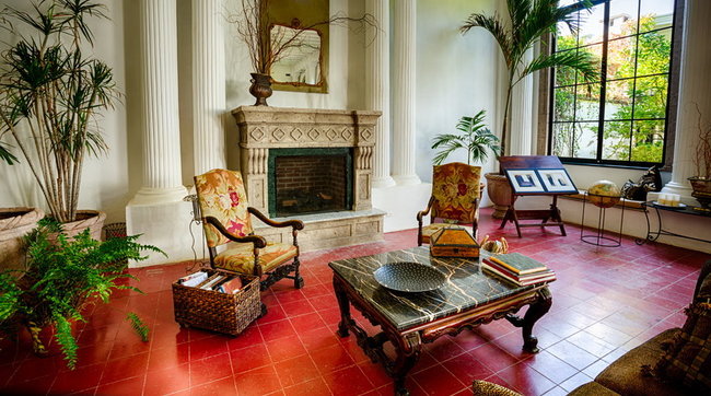 Arredo: ispirazione Jungalow style per una casa green dall’aria bohemien